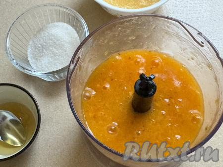 В измельчителе (или с помощью блендера) пробить мякоть хурмы до получения однородного пюре.