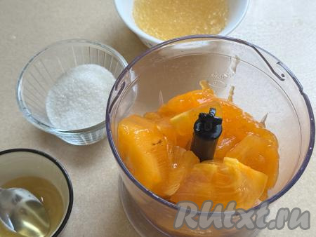 Выложить кусочки хурмы в чашу блендера или измельчителя. В отдельную небольшую ёмкость всыпать желатин, влить 200 миллилитров холодной воды, тщательно перемешать и оставить на 10 минут набухать.