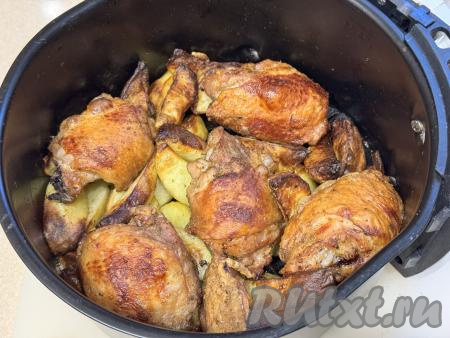 Для того чтобы проверить готовность, нужно проколоть картофель ножом, если прокалывается легко, значит картошка готова. Ну а для того чтобы проверить готовность мяса, нужно сделать на бедре разрез, если выделяется прозрачный сок без примесей крови, значит бёдрышки готовы.