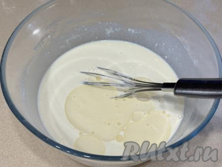 Постепенным добавлением молока регулировать густоту тесто. Оно должно получиться однородным, достаточно жидким, но и излишне жидким, как вода, оно быть не должно. Дать тесту постоять минут 10, чтобы клейковина муки немного набухла. А затем влить в тесто 3 столовых ложки растительного масла.