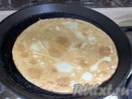 Жарить блинчик до приятного подрумянивания с двух сторон.&nbsp;