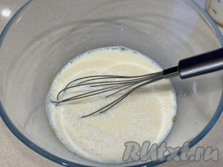 В миску с желтковой смесью влить 350 миллилитров молока, взбить венчиком до однородности.&nbsp;