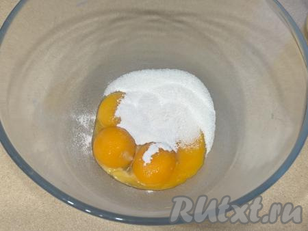 В глубокой миске соединить яичные желтки, сахар и ванильный сахар.