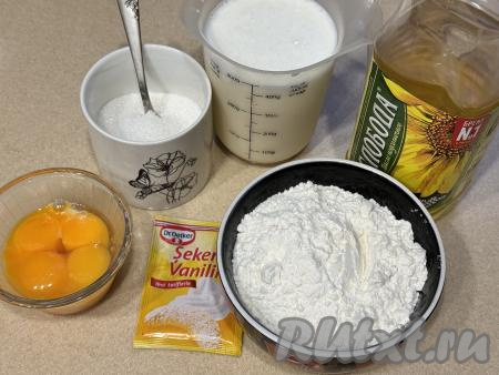 Подготовить продукты для приготовления блинов на желтках и молоке. Яйца аккуратно разделить на желтки и белки. Тесто для этих блинов замешивается только на желтках без добавлением белков (в этом рецепте белки не нужны, их можно использовать для различной выпечки). Нам потребуется 4 яичных желтка. Молоко можно взять любой жирности.