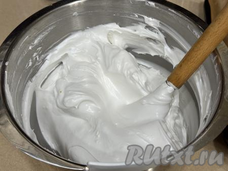 Аккуратно перемешать массу лопаткой до однородного состояния, полностью вмешивая крахмал и при этом стараясь не сбить воздушность белков.