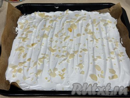 По желанию можно присыпать меренгу лепестками миндаля или крошкой из орехов.