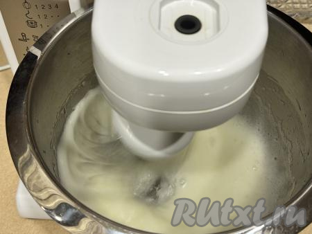 Взбить белки до пышной пены с помощью миксера на максимальных оборотах (взбивать нужно минуты 2-3).