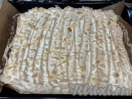 Выпекать меренговый корж в разогретой до 190 градусов духовке 20 минут.&nbsp;Корж должен стать кремового оттенка, сверху он должен быть слегка хрупким.