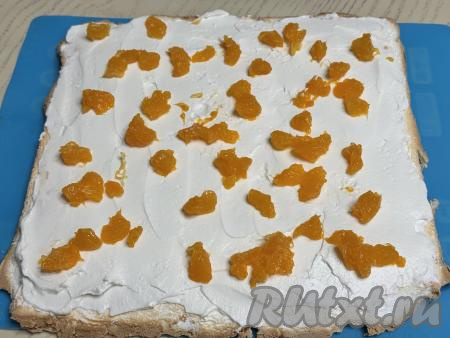 Поверх крема разложить подготовленные кусочки мандаринов.