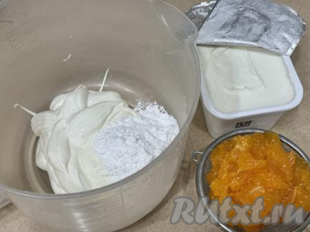 Для приготовления крема нужно в ёмкость, в которой будет удобно взбивать миксером, выложить хорошо&nbsp;охлаждённые сливки, всыпать сахарную пудру,&nbsp;взбить миксером на максимальных оборотах до стойких пиков. 3 средних мандарина очистить от кожуры, разделить на дольки, очистить их от плёночек, если есть косточки, их тоже нужно будет удалить. Мякоть мандаринов нарезать на кусочки.