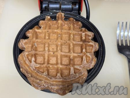 Закрыть створки вафельницы, выпекать творожно-шоколадную вафлю до готовности. Продолжительности выпечки зависит от свойств вашей вафельницы. Готовую вафлю переложить на тарелку. Периодически перемешивая тесто, постепенно испечь все вафли. Я готовила в вафельнице диаметром 10 сантиметров, из предложенного количества ингредиентов у меня получились 11 творожных вафель с какао.