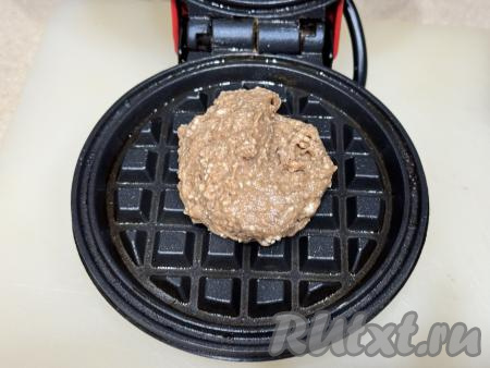 Вафельницу хорошо разогреть, немного смазать растительным маслом, выложить 1 столовую ложку теста.&nbsp;