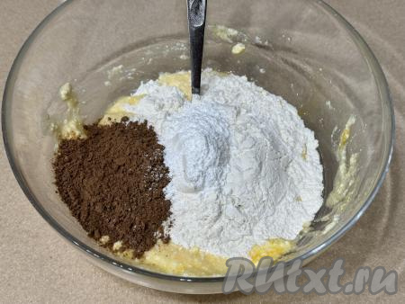 В миску с творожной массой всыпать муку, какао и разрыхлитель.&nbsp;