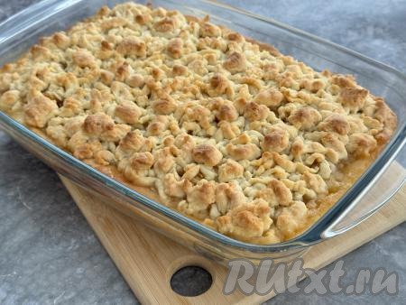 Готовую шарлотку достать из духовки, слегка остудить в форме, а затем нарезать на кусочки.&nbsp;