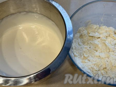 В итоге в чаше миксера будет пышная яичная масса, а в миске - песочная крошка.