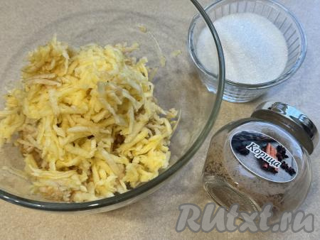 Теперь займёмся начинкой для шарлотки из песочного теста. Яблоки нужно очистить от кожуры. Очищенные яблоки натереть на крупной тёрке в миску, не затрагивая семенную коробку.&nbsp;