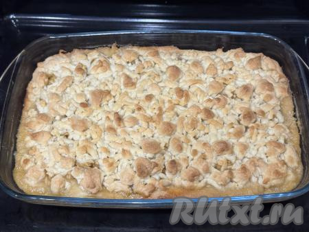 Выпекать шарлотку с яблоками в духовке, разогретой до 180 градусов, минут 45-50 (до приятного подрумянивания песочного теста).&nbsp;