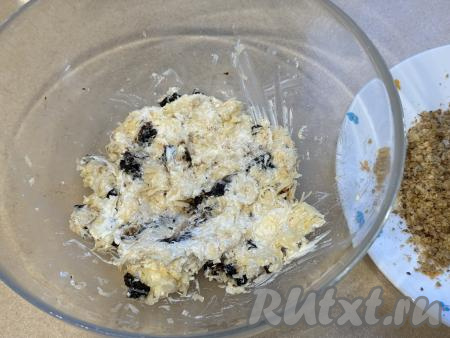Столовой ложкой перемешать массу из сыра и чернослива до однородности.