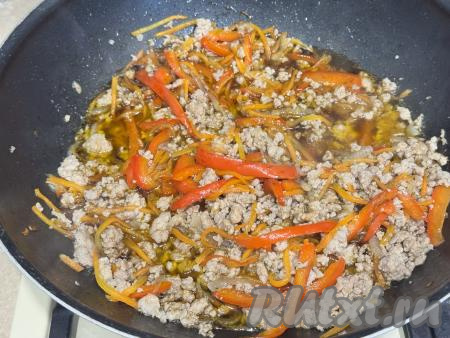 Влить соевый соус к фаршу и овощам, поперчить, перемешать, подсолить по вкусу.&nbsp;