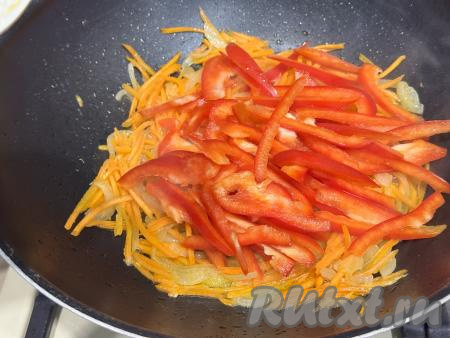 Обжарить лук с морковью в течение 5-6 минут, иногда перемешивая. К обжаренным овощам добавить болгарский перец, нарезанный на тонкие полоски, перемешать.&nbsp;