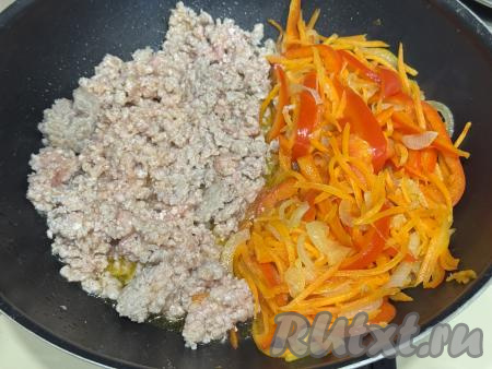 Обжарить фарш минут 7-8, часто разбивая комочки мяса. Овощи на второй половине сковороды тоже не забывать время от времени перемешивать. Если вам неудобно обжаривать фарш и овощи на разных половинах одной сковороды, тогда обжаривайте их на разных сковородках, а в дальнейшем просто объедините их на одной сковороде.&nbsp;