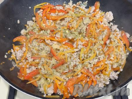 Затем перемешать фарш с овощами и обжаривать их минут 10 на огне ниже среднего, иногда помешивая. При необходимости можно добавить в сковороду немного растительного масла или 1-2 столовых ложки воды.