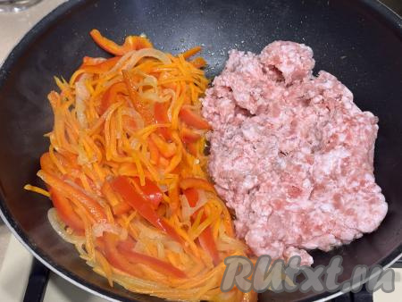 Обжарить овощи 5 минут, время от времени помешивая. Затем сдвинуть овощи на одну половину сковороды, а на вторую половину - выложить фарш.&nbsp;