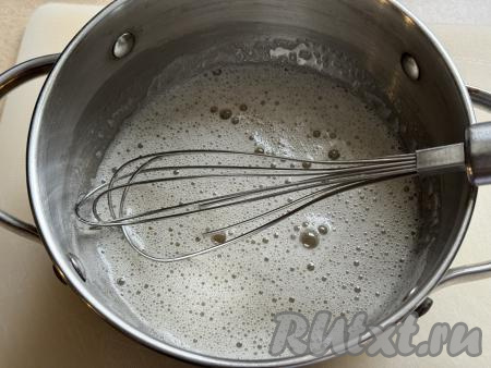 Поставить сотейник (или кастрюлю) с набухшим желатином на огонь ниже среднего и при постоянном помешивании прогреть желатин до полного растворения кристаллов, не доводя до кипения. Кристаллики должны полностью раствориться, но очень важно не дать желатину закипеть (в процессе кипения желатин теряет часть желирующих свойств).