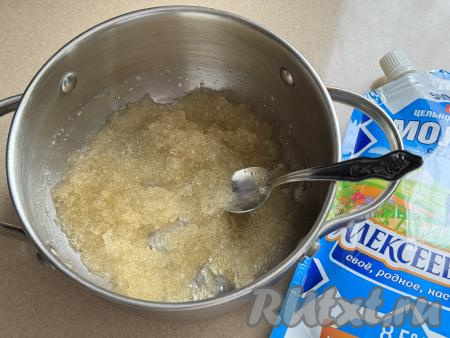 В сотейник (или в небольшую кастрюлю) влить 100 миллилитров холодной воды, добавить желатин, тщательно перемешать и оставить минут на 15, чтобы желатин набух.&nbsp;