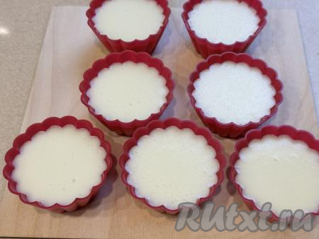 Разлить массу по силиконовым формочкам для кексов, дать остыть до комнатной температуры, а затем поставить формочки в холодильник до полного застывания желе из сгущённого молока (я ставлю в холодильник на ночь). Я разлила по 7 силиконовым формочкам.