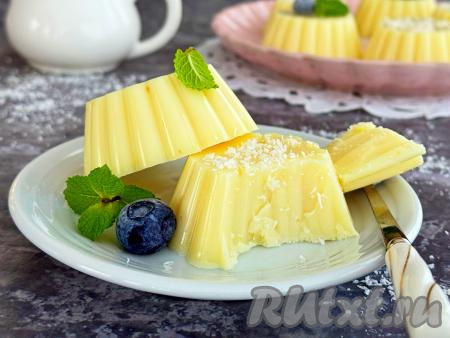 После полного застывания очень вкусное, нежное желе, приготовленное из сгущёнки и желатина, вынуть из формочек и подать аппетитный десерт к столу.