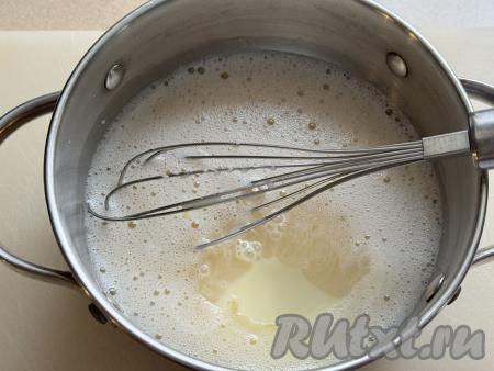 После того как кристаллики желатина растворятся, убрать сотейник (или кастрюлю) с желатиновой массой с огня, добавить сгущённое молоко.&nbsp;