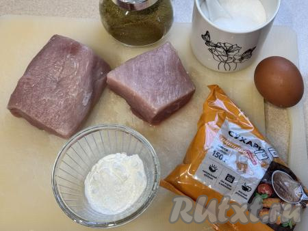 Подготовить продукты для приготовления наггетсов из свинины на сковороде в домашних условиях. Для приготовления наггетсов лучше использовать мякоть свинины без жира (например, вырезку или корейку).