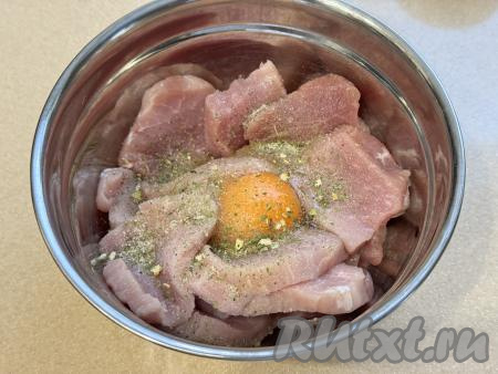 Выложить кусочки свинины в миску, добавить сырое яйцо, соль и специи по вкусу (в качестве специй я использовала соль, смешанную со специями, и чёрный молотый перец).