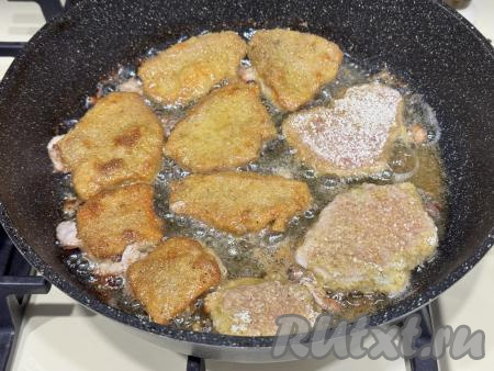 Затем перевернуть и жарить кусочки свинины до подрумянивания с другой стороны (тоже ориентировочно минуты 3-4).