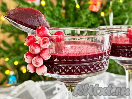 Яркое, насыщенное ягодное желе порадует вас своим приятным вкусом.&nbsp;Благодаря желатину, десерт хорошо застывает, отлично держит форму. Это желе с удовольствием едят и детки, и взрослые, а уж какие замороженные ягоды использовать для его приготовления - решайте сами!