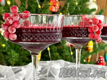 Когда желе, приготовленное из замороженных ягод и желатина, застынет, можно подавать его к столу.&nbsp;