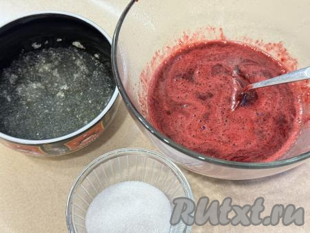 В миску с ягодной массой добавить сахар, перемешать.&nbsp;