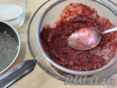 В процессе перетирания в миске будет ягодная масса и жидкость, в которой варились ягоды. В сите останутся практически сухие шкурки и косточки, этот жмых нам не нужен, его можно выбросить.&nbsp;