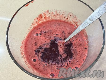 Набухшую желатиновую массу нужно прогреть до полного растворения кристалликов желатина. Это можно сделать, постоянно помешивая, на плите на среднем огне, не давая желатину закипеть. Я же предпочитаю прогревать набухший желатин в микроволновке в течение секунд 30-40. Для этого посуду, подходящую для приготовления в микроволновке, с набухшим желатином я ставлю на 10 секунд в микроволновку, затем достаю из микроволновки, хорошо перемешиваю, снова отправляю на 10 секунд в микроволновку и ещё раз достаю, перемешиваю. Если кристаллики ещё не все растворились, тогда повторяю эту процедуру ещё 1-2 раза, прогревая желатин по 10 секунд и каждый раз хорошо перемешивая. Очень важно, прогревая желатиновую массу, не дать ей закипеть. В миску с ягодной массой добавить прогревшуюся желатиновую массу.&nbsp;