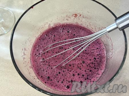 Тщательно перемешать венчиком ягодно-желатиновую массу.&nbsp;