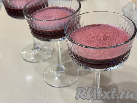 Однородную ягодно-желатиновую массу разлить по фужерам (я разлила по 3 фужерам), дать остыть до комнатной температуры и поставить ягодное желе в холодильник до полного застывания (я обычно ставлю на ночь).