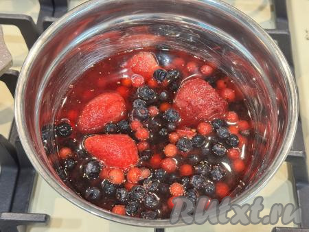 Замороженные ягоды (размораживать их не нужно) выложить в сотейник (или небольшую кастрюльку), влить 100 миллилитров воды, поставить на огонь выше среднего. После закипания воды уменьшить огонь, проварить ягоды 4-5 минут.