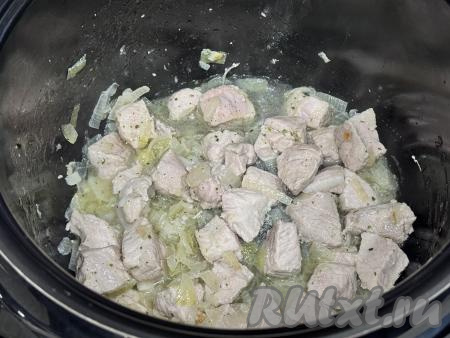 Закрыть крышку мультиварки и выставить режим "Тушение" на 1 час.&nbsp;