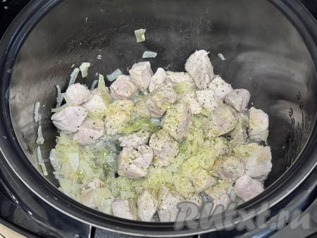 Обжаривать свинину до окончания режима "Жарка", периодически перемешивая. Затем к мясу с луком добавить соль и чёрный молотый перец, перемешать, влить 100 миллилитров воды.&nbsp;