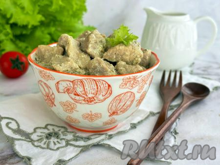 Нежную, сочную свинину вместе со сливками, в которых тушилось мясо, разложить из чаши мультиварки по тарелкам и, дополнив любимым гарниром, в горячем виде подать к столу.&nbsp;