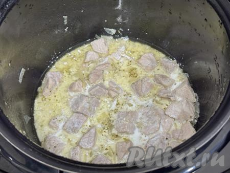 За 10 минут до окончания режима "Тушение" в чашу мультиварки со свининой и луком влить сливки, перемешать и готовить под крышкой ещё 10 минут (до звукового сигнала, сообщающего об окончании режима).