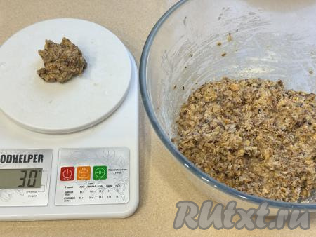 По прошествии часа тесто станет пластичным и вязким. Руками, смоченными водой, от овсяно-орехового теста&nbsp;отщипывать кусочки весом по 30 грамм.