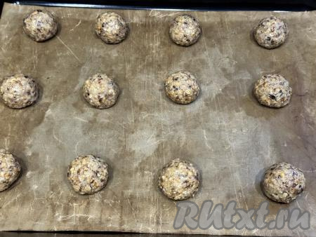 Из каждого кусочка теста формировать шарик и выкладывать на противень, застеленный ковриком (или пергаментом) для выпечки. Шарики нужно выкладывать на расстоянии друг от друга. У меня всего получились 24 шарика.