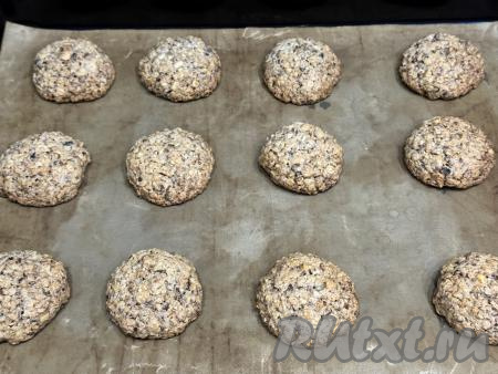 Каждый шарик сверху слегка прижать ладонью, чтобы придать печенью полукруглую форму. В духовке, разогретой до 180 градусов, выпекать овсяное печенье с грецкими орехами минут 15. Это печенье сильно не румянится во время выпечки. Готовность можно проверить, перевернув печенюшку, если донышко печенья стало подрумяниваться, значит выпечка готова. Пока печенье горячее, оно будет очень мягким, но, остывая, станет более плотным. Если вы передержите печенье в духовке, тогда после остывания оно будет очень плотным.